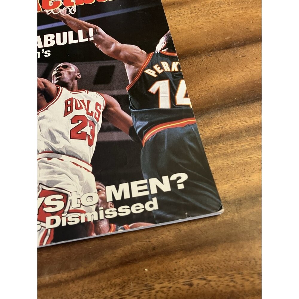 1996-97 Street & Smith's Pro Basketball Magazine Michael Jordan Chicago Bulls - Picture 5 of 8